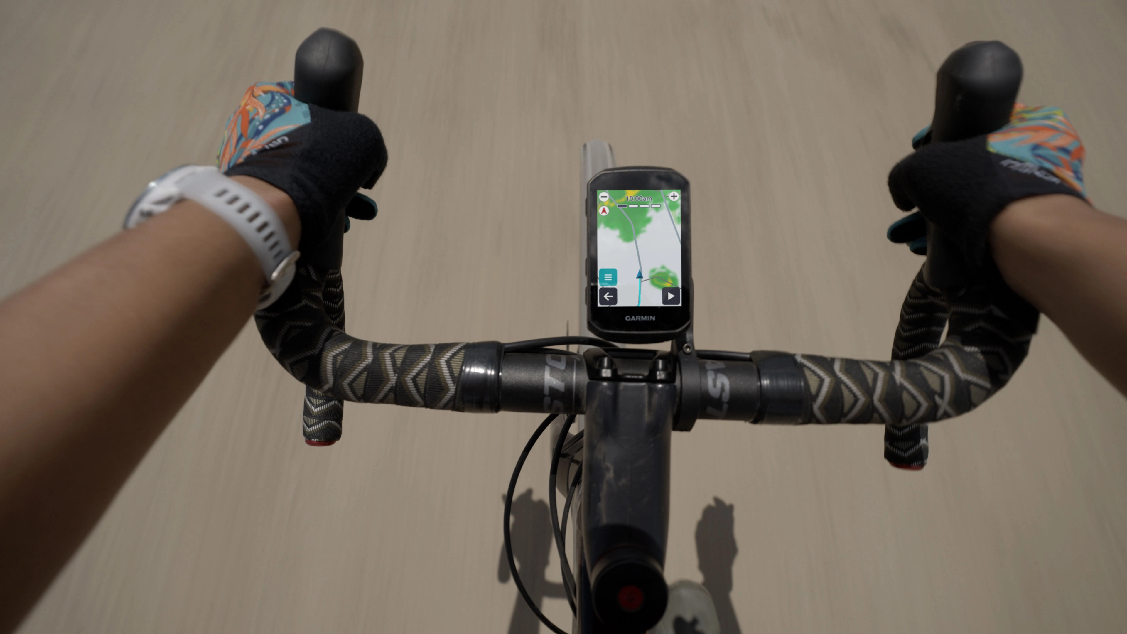 Widok kierownicy rowerowej z licznikiem Garmin Edge 850